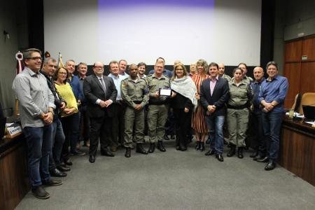 Presidente Neca entregou a placa ao comandante André Savian Giuliani, que usou a tribuna livre e agradeceu a homenagem.