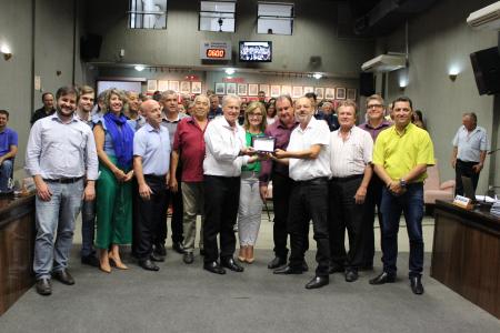 Presidente Lorival Silveira (PP) entrega ao padre Antônio Puhl a placa de reconhecimento pelos 22 anos de serviços prestados à comunidade lajeadense.